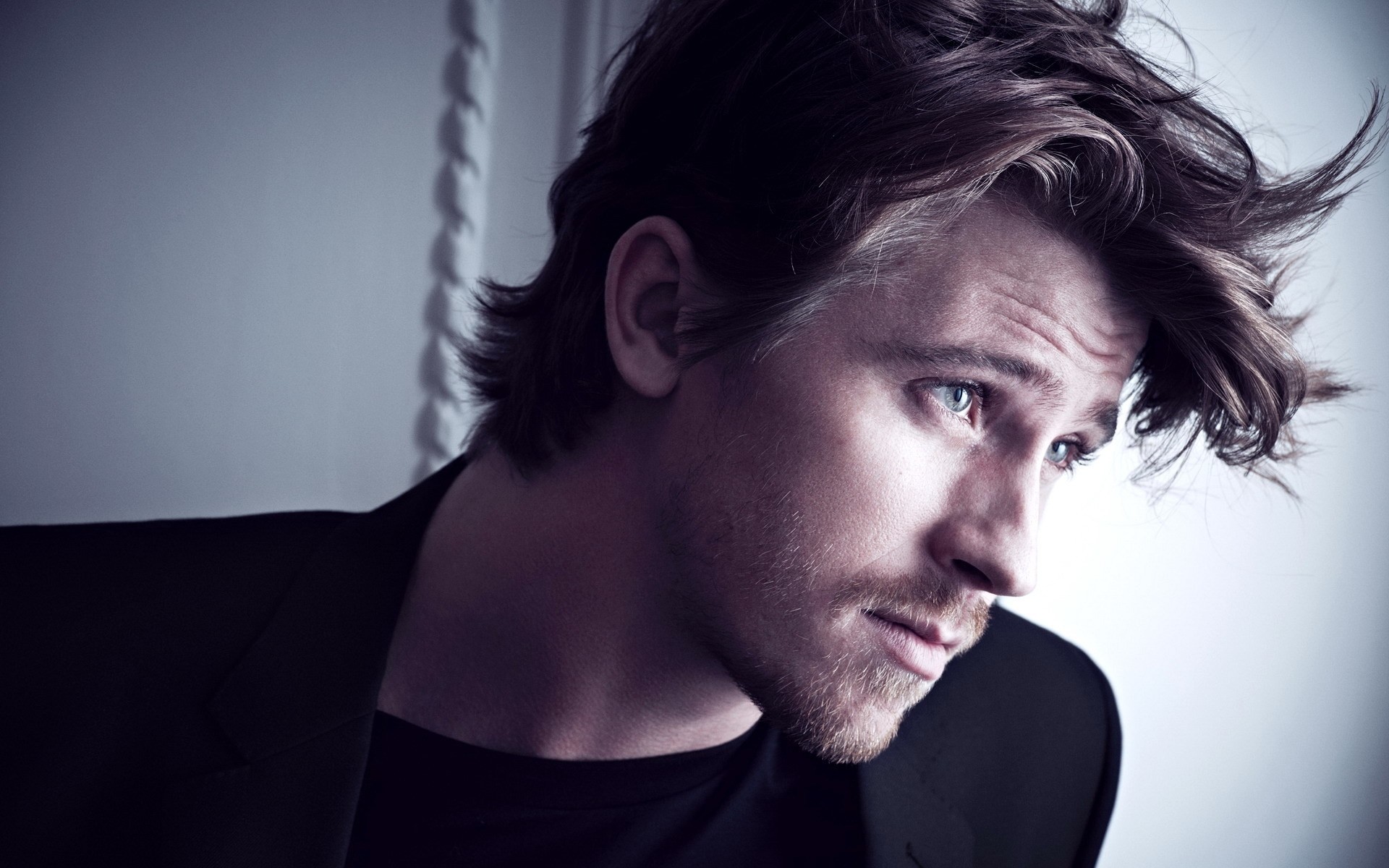 uomini ritratto adulto moda singolo modello uomo faccia monocromatico studio garrett hedlund tizio attore attori celebrità