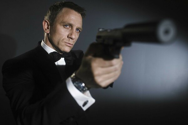 Actor Agent 007 aims a gun