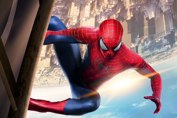 Spider-Man wspiął się na wieżowiec. Jasny blask słońca