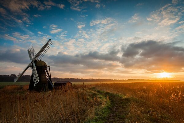 Windmühle auf Sonnenuntergang Hintergrund