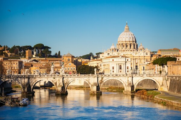 Hermoso paisaje italiano con un puente