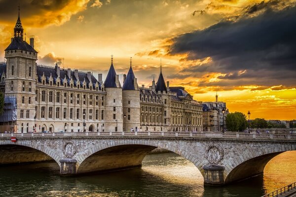 Viaggi lungo il fiume Francia attraverso il ponte