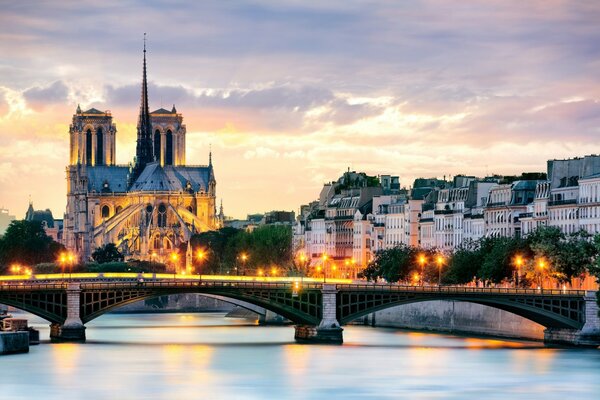 Ville française sur la rivière au crépuscule