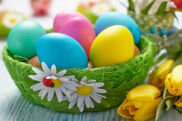 Uova di Pasqua dai colori vivaci. Tulipani gialli