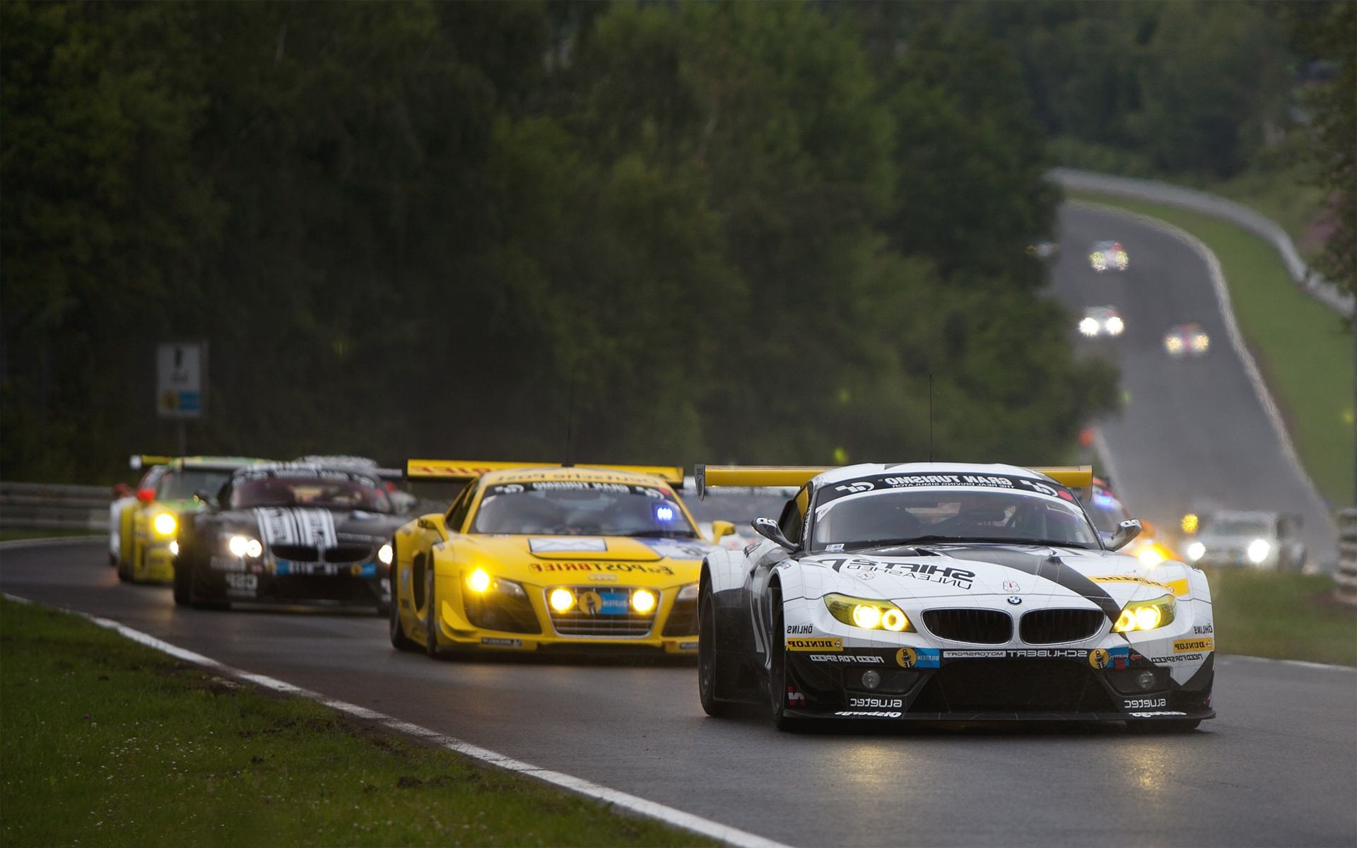 carreras de coches carreras acción competencia coche campeonato coche pista deportes de coches prisa carretera asfalto chernushka sistema de transporte desenfoque acera