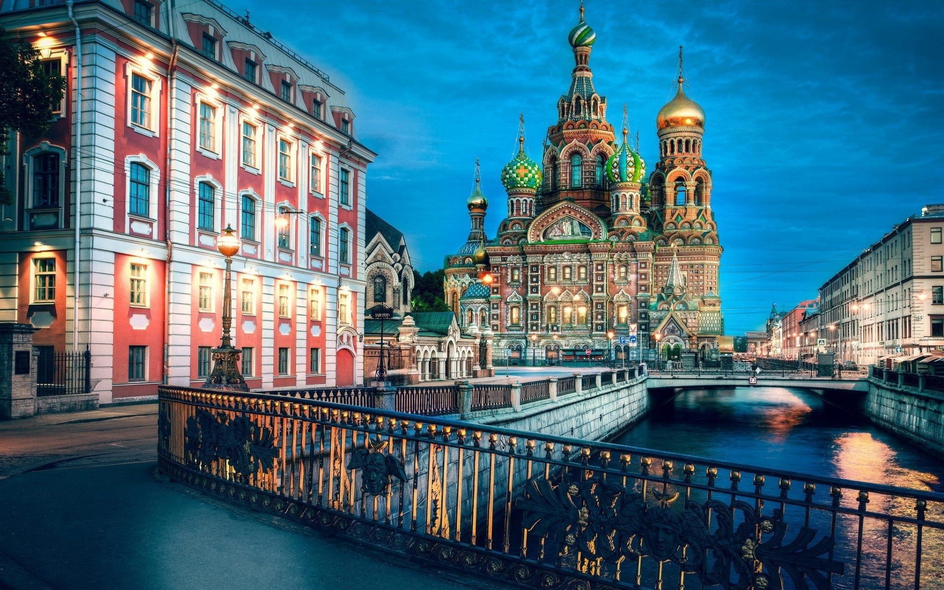 russland architektur reisen haus stadt wasser tourismus dämmerung himmel stadt brücke kanal sehenswürdigkeiten fluss städtisch im freien alt kirche am abend beleuchtung st. petersburg. drc kathedrale