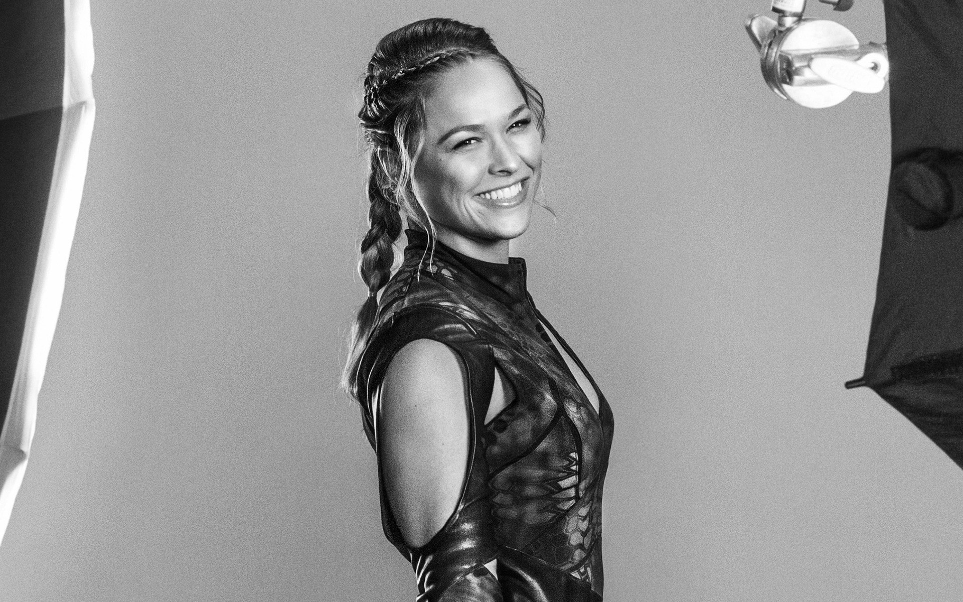 filme erwachsener porträt eine frau tragen mädchen modell mode musik monochrom ronda rousey expendables 3