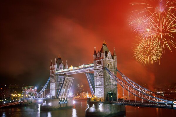 Puente levadizo y fuegos artificiales festivos