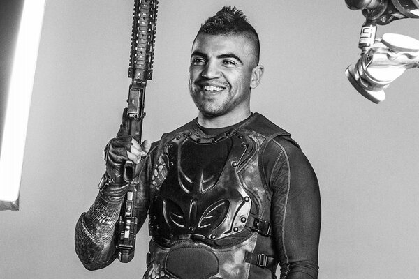 Un gars en armure avec une chauve-souris souriant