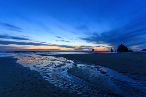 Schöner Sonnenuntergang am Strand