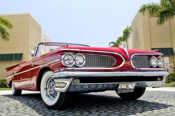 Voiture rouge Cadillac dans la rue