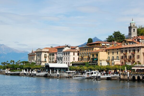 Maisons italiennes au bord de l eau