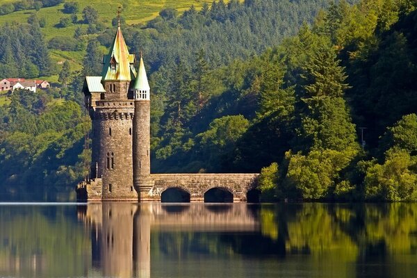 Das Schloss steht am Ufer des Sees