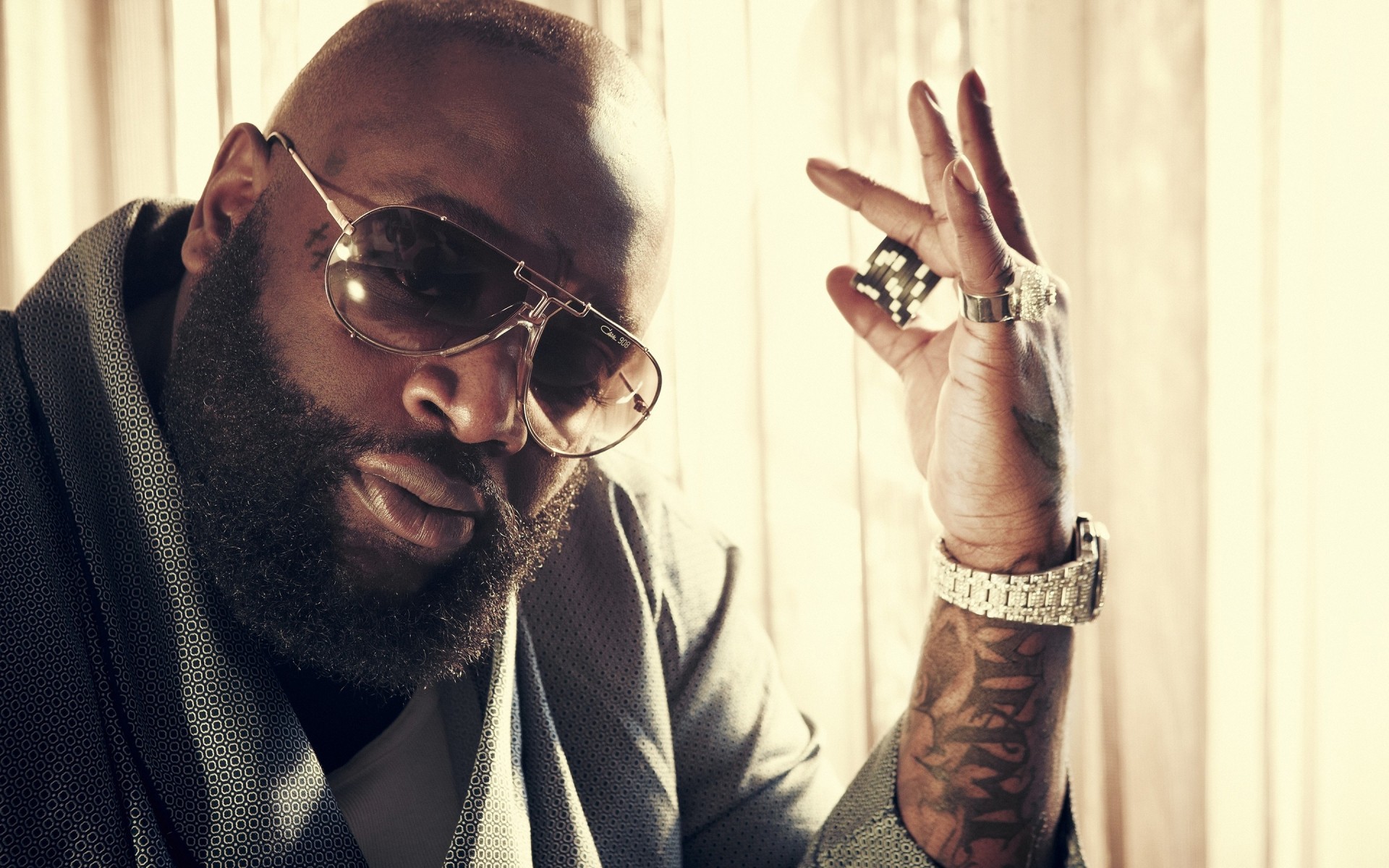 musiker mann porträt sonnenbrille erwachsene brille eine brille mode musik rick ross