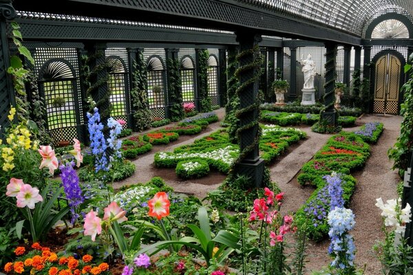 Innerer Garten mit hellem Blumenbeet