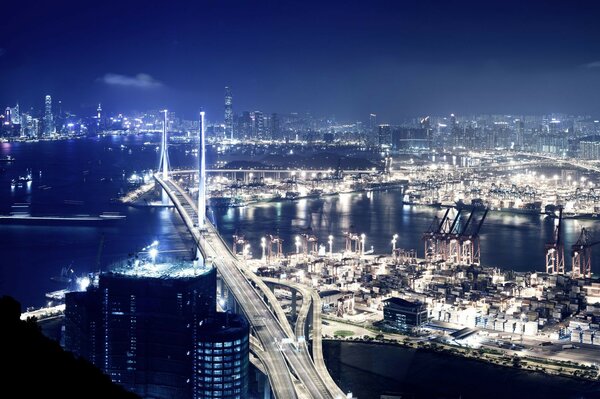 Ville de nuit avec un grand pont