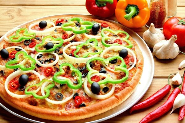 Pizza aux tomates poivrons et olives