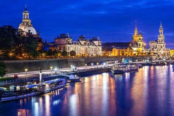 Die Architektur der Häuser Deutschlands am Abend am Fluss