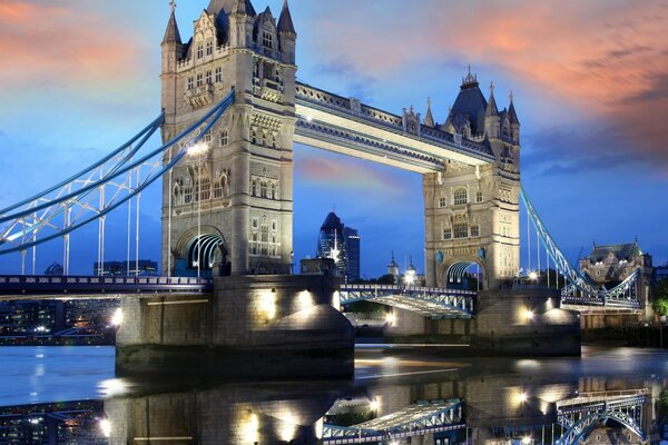 London Bridge sur la Tamise dans la nuit