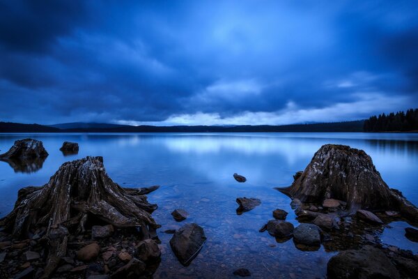 Ästhetischer Himmel am See