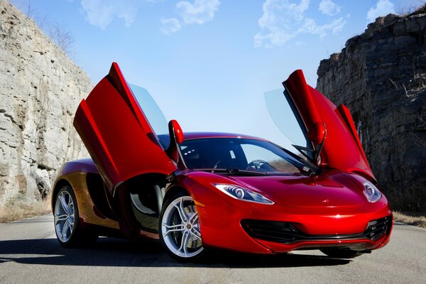 Voiture à la mode rouge avec portes pliantes. Voiture de luxe