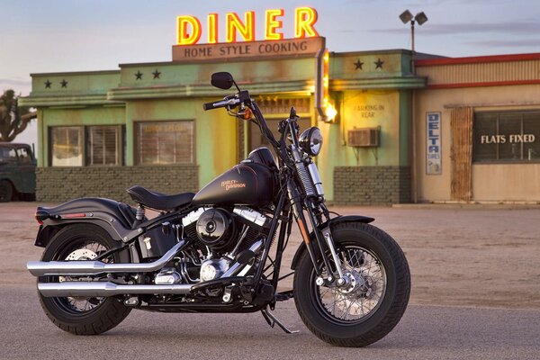 Harley Davidson estacionado en la cafetería