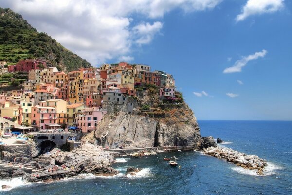 Toute une ville ancienne sur un rocher au bord de la mer