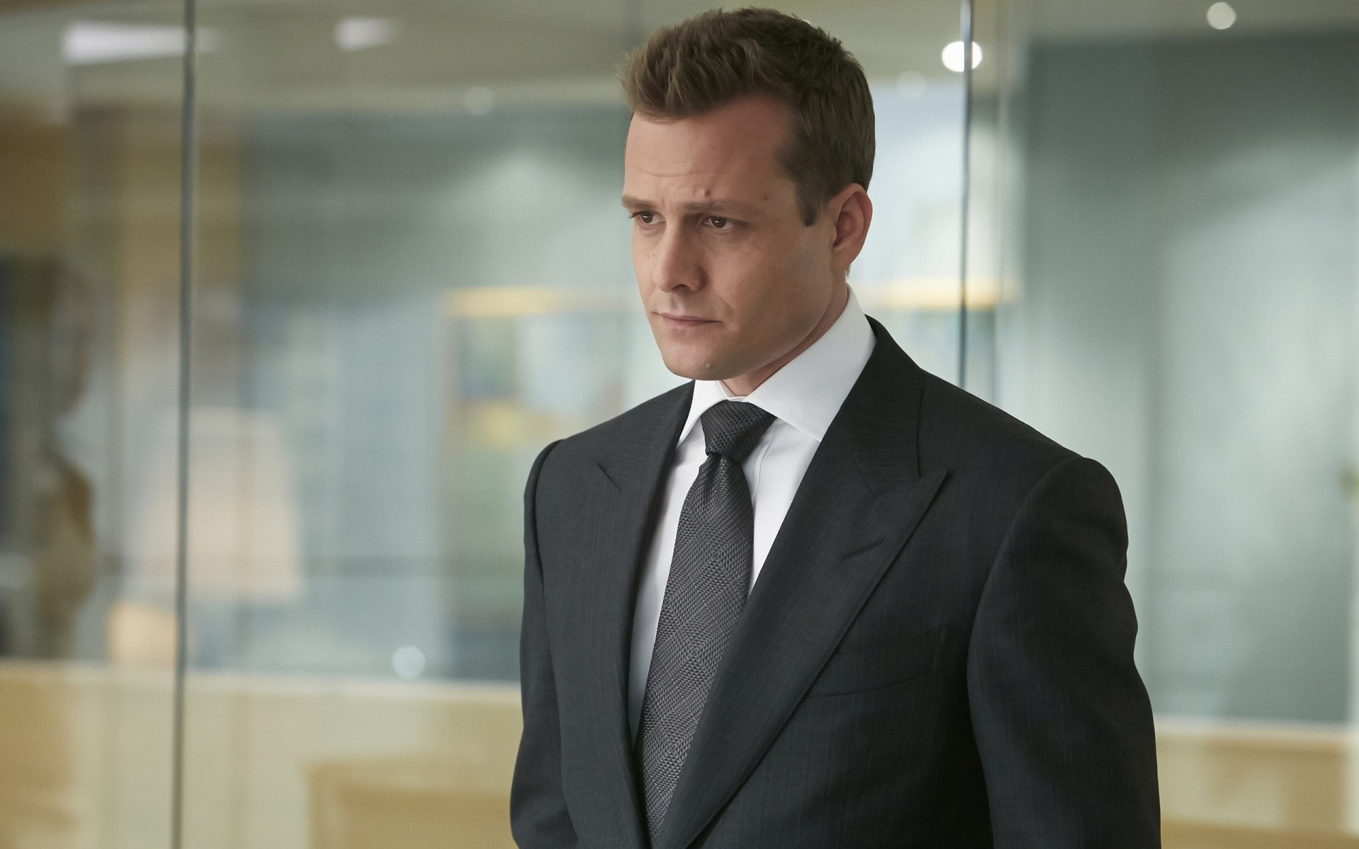 serie tv affari adulto uomo interno ufficio dipendente ritratto fiducia cravatta indossare camera harvey spectre costumi gabriel macht