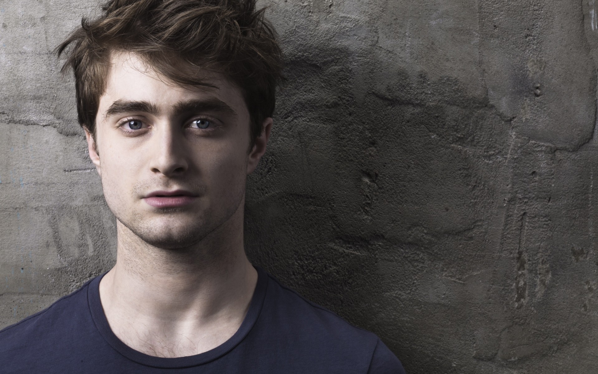 hombres retrato hombre adulto solo vistiendo oscuro actor celebridad daniel radcliffe harry potter