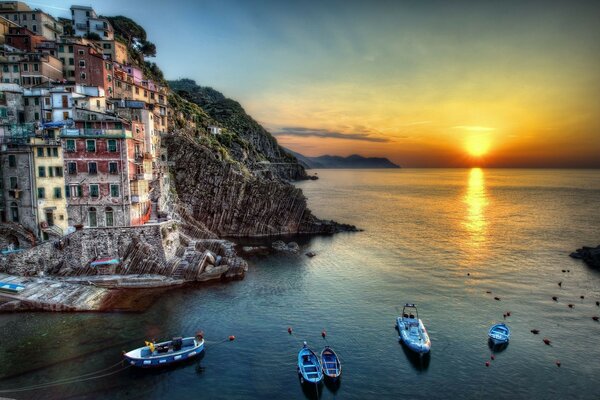 Riomaggiore Sonne Sonnenuntergang Boote italy Felsen Häuser Meer