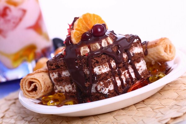 Gâteau au chocolat appétissant avec des fruits