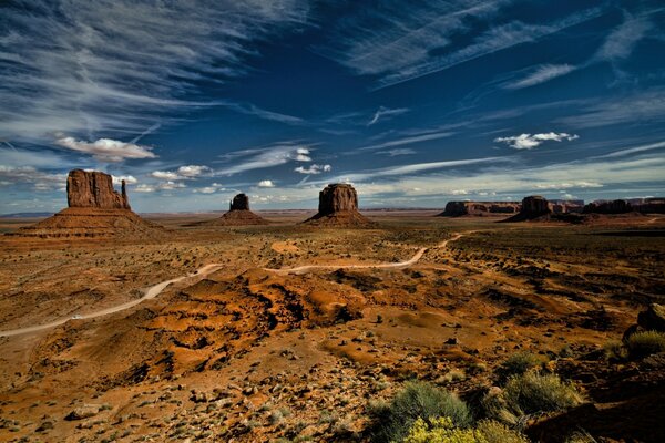 Il ronzio del vento nel deserto caldo