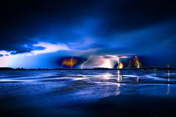 Nuage d orage avec des éclairs au-dessus de l eau