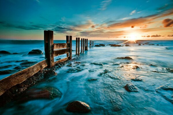 Beau coucher de soleil au bord de la mer