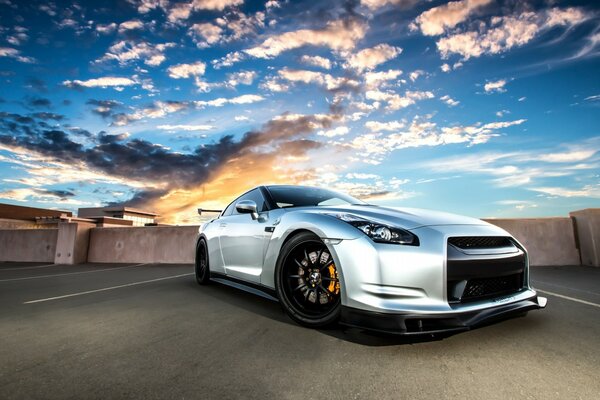 Gray Nissan with a predatory muzzle against the sky