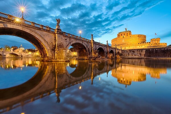 A ponte sobre a Baía. Paisagem urbana da noite