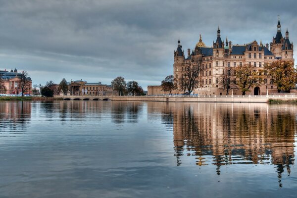 Hermosos edificios de Alemania a orillas del río