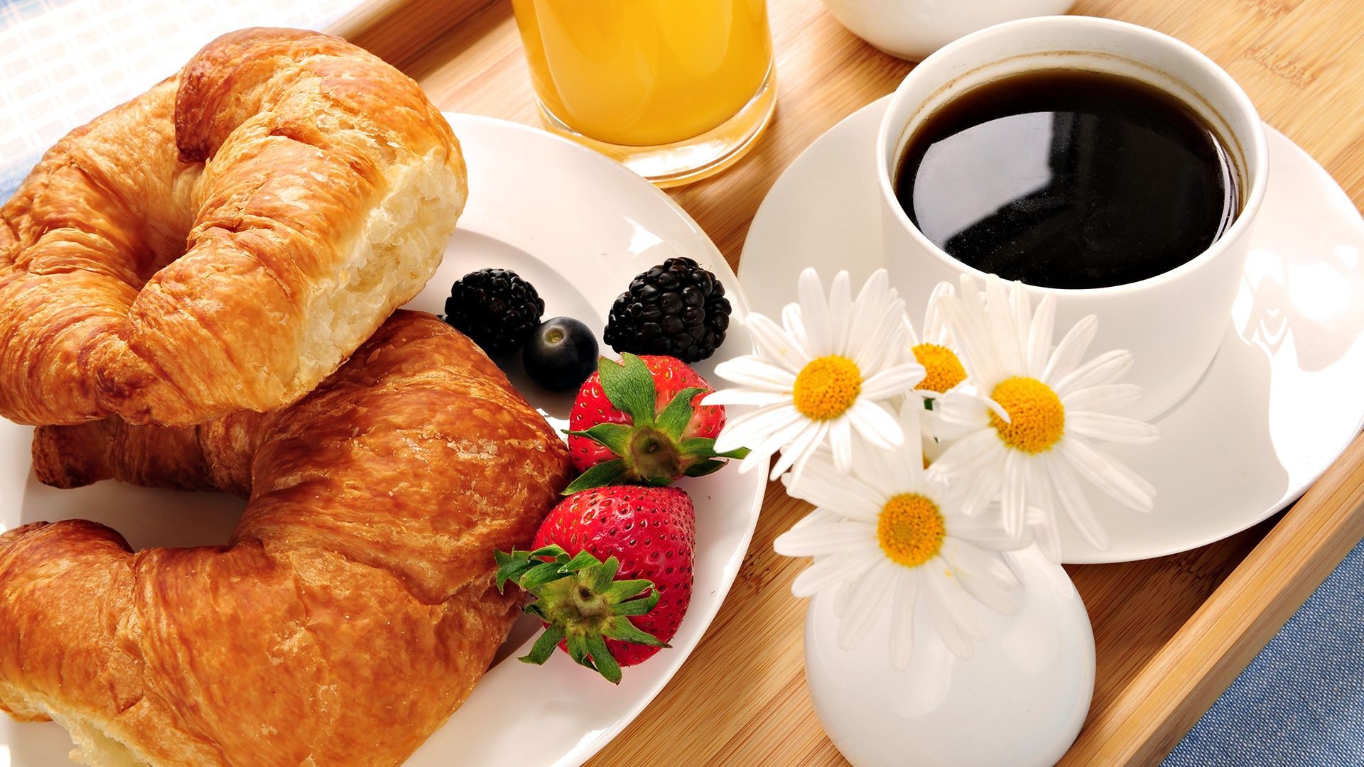 comida e bebida café da manhã café amanhecer taça croissant delicioso comida quente beber açúcar confeitaria doce placa geléia pão refresco café expresso tradicional mesa