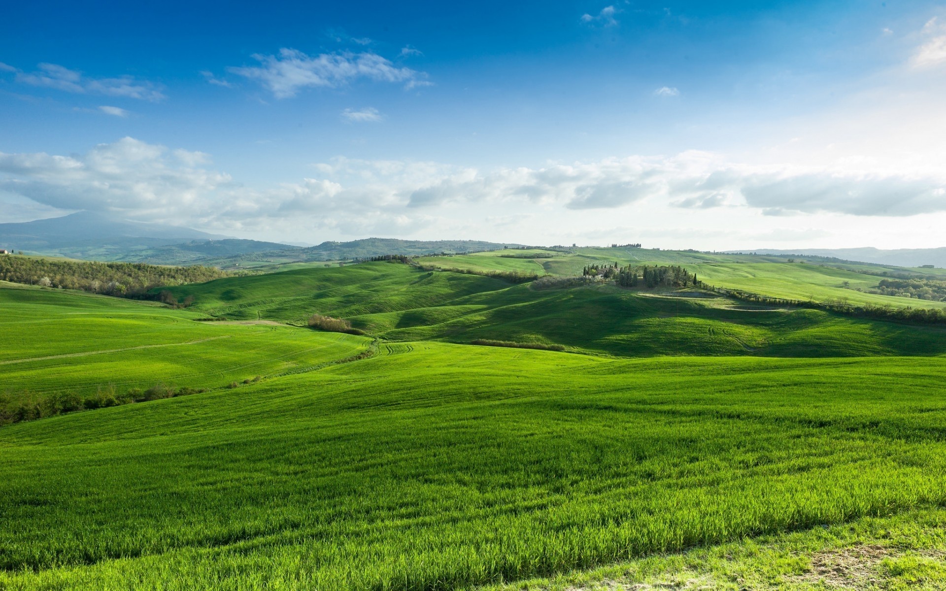 landschaft landschaft des ländlichen feld landschaft natur gras landwirtschaft sommer weide bauernhof hügel heuhaufen himmel ackerland land im freien bebautes land cool herrlich felder