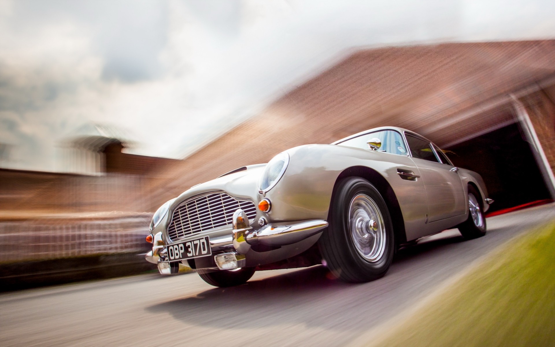 aston martin auto auto schnell transportsystem asphalt beeilen sie sich unschärfe fahren rennen aktion bürgersteig straße räder retro aston martin klassischer aston martin vintage aston martin klassische autos alte autos