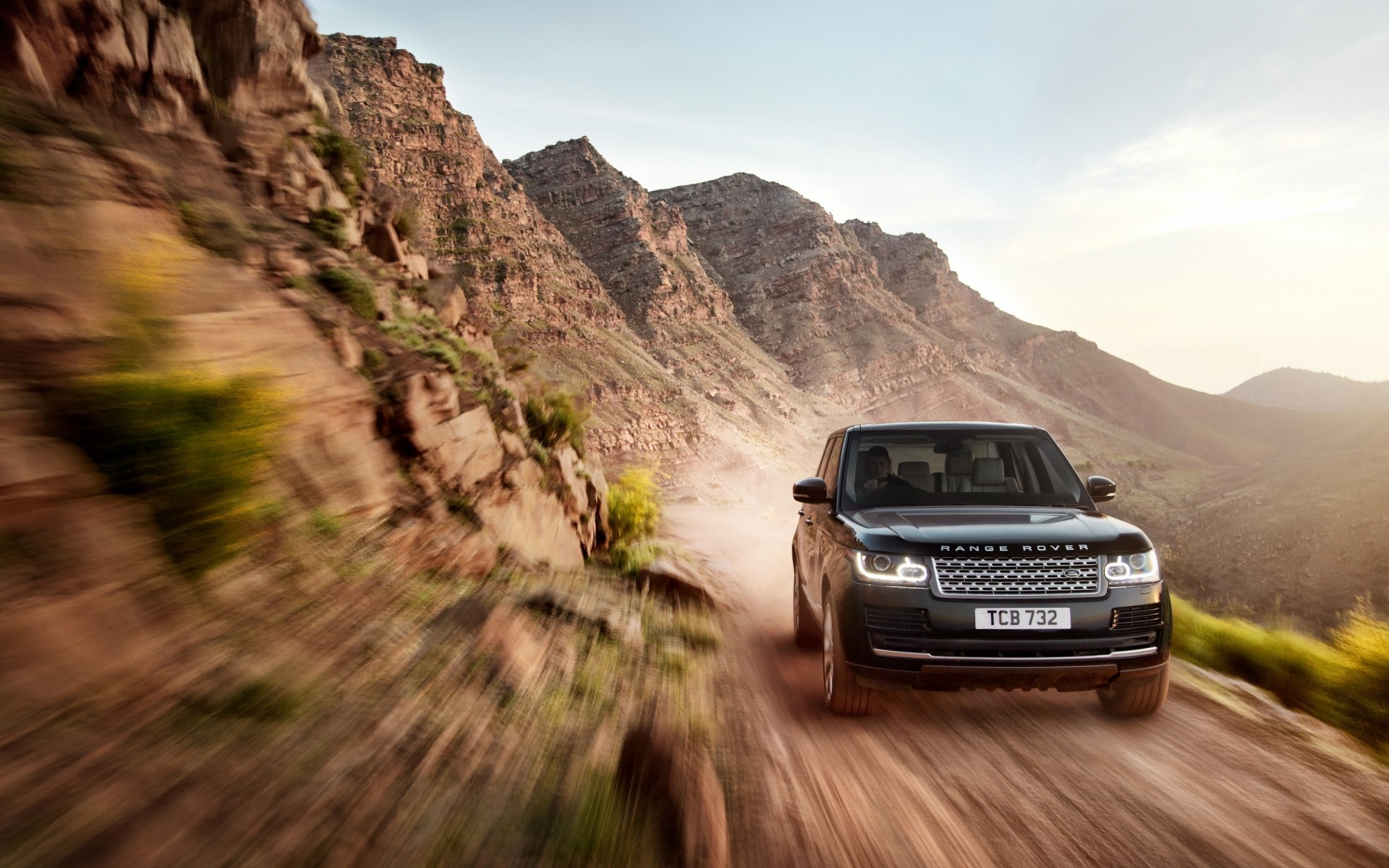 range rover viajes al aire libre carretera paisaje cielo montañas luz del día naturaleza magnífico coches del músculo