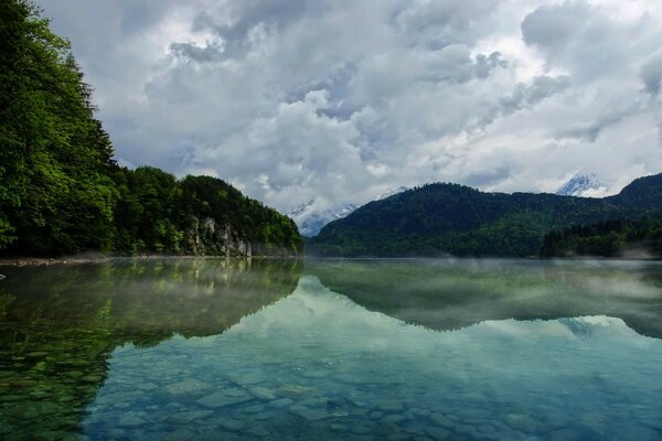 Lago del río en un día nublado