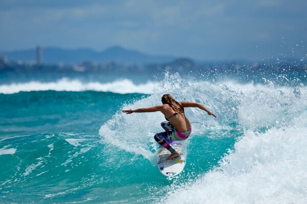 Le surfeur a attrapé la vague tant attendue