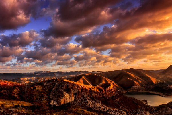 Nubes de oro sobre un lago de montaña