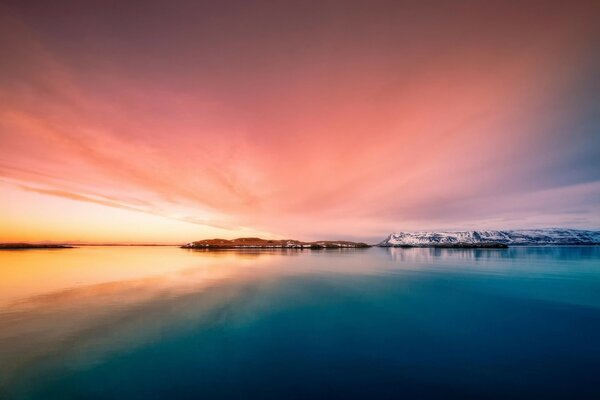 Coucher de soleil au bord du lac dans les tons arc-en-ciel