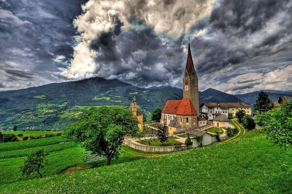 Eine Kirche vor dem Hintergrund der Berge in Italien