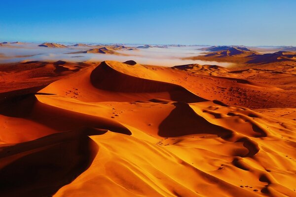 Sandlandschaften in der Wüste bei Sonnenaufgang