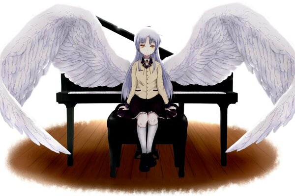 Anime ragazza angelo dietro il pianoforte