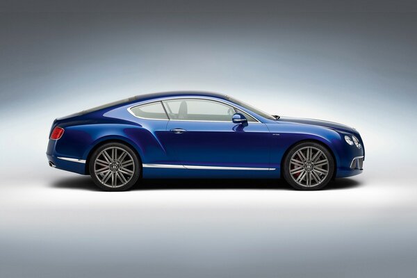 Bentley blu su sfondo bianco