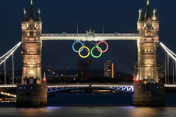 رمز الألعاب الأولمبية على ضفة النهر